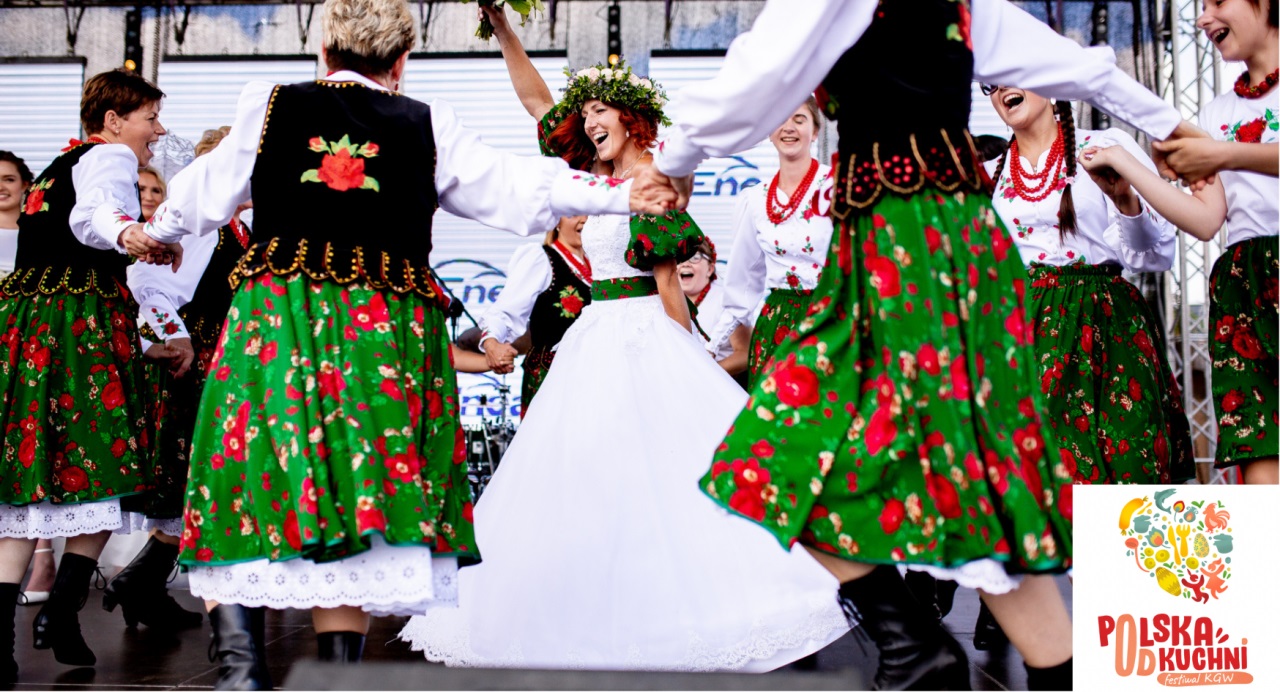 Kóło Gospodyń Wiejskich - Kobiety w strojach ludowych tańcząc na scenie